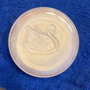 Gloria Vanderbilt silkening body powder